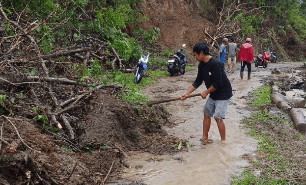 TANAH LONGSOR TUTUPI AKSES MASUK DESA PATIONGI