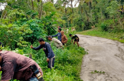 SEMANGAT GOTONG ROYONG, WARGA DESA PATIONGI GELAR KERJA BAKTI MASSAL